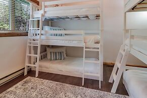 Boardman Monarch Upscale River Lodge HOT Tub!