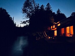 Boardman Monarch Upscale River Lodge HOT Tub!