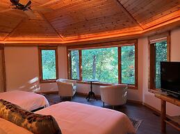 Boardman Monarch Upscale River Lodge HOT Tub!