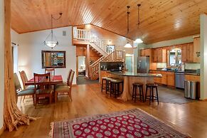 Boardman Monarch Upscale River Lodge HOT Tub!