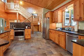 Boardman Monarch Upscale River Lodge HOT Tub!