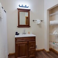 Boardman Monarch Upscale River Lodge HOT Tub!