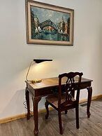 Boardman Monarch Upscale River Lodge HOT Tub!