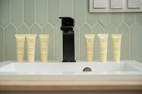 Legnicka Modern Apartment by Renters