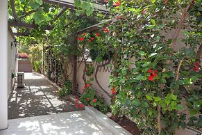 Deluxe 3 Bd House near Lagonisi w Garden