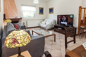 Deluxe 3 Bd House near Lagonisi w Garden