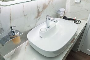 Deluxe 3 Bd House near Lagonisi w Garden