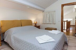 Deluxe 3 Bd House near Lagonisi w Garden