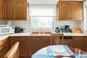 Deluxe 3 Bd House near Lagonisi w Garden