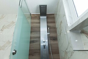 Deluxe 3 Bd House near Lagonisi w Garden