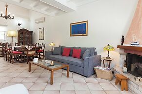 Deluxe 3 Bd House near Lagonisi w Garden