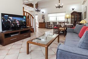 Deluxe 3 Bd House near Lagonisi w Garden