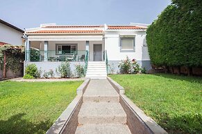 Deluxe 3 Bd House near Lagonisi w Garden