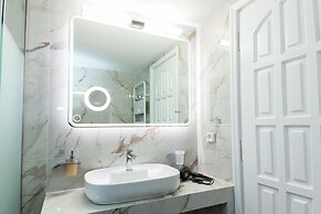 Deluxe 3 Bd House near Lagonisi w Garden