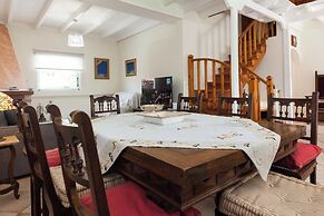 Deluxe 3 Bd House near Lagonisi w Garden