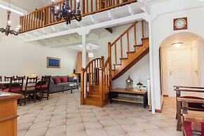 Deluxe 3 Bd House near Lagonisi w Garden