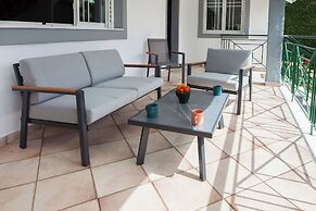 Deluxe 3 Bd House near Lagonisi w Garden