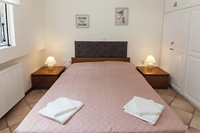 Deluxe 3 Bd House near Lagonisi w Garden