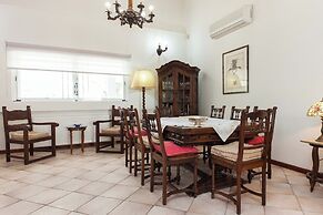 Deluxe 3 Bd House near Lagonisi w Garden