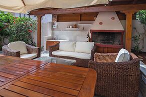 Deluxe 3 Bd House near Lagonisi w Garden