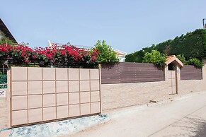 Deluxe 3 Bd House near Lagonisi w Garden