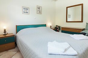 Deluxe 3 Bd House near Lagonisi w Garden