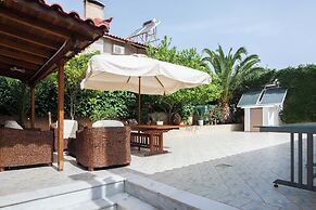 Deluxe 3 Bd House near Lagonisi w Garden