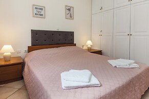 Deluxe 3 Bd House near Lagonisi w Garden