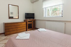 Deluxe 3 Bd House near Lagonisi w Garden