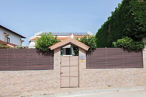 Deluxe 3 Bd House near Lagonisi w Garden