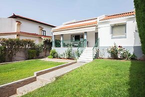 Deluxe 3 Bd House near Lagonisi w Garden