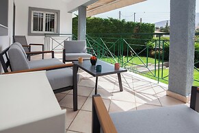 Deluxe 3 Bd House near Lagonisi w Garden