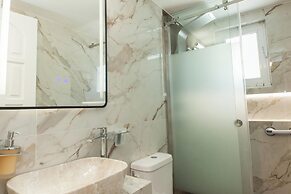 Deluxe 3 Bd House near Lagonisi w Garden