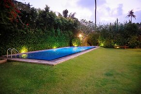 South Point Surf House - Whole Villa 5 Bedrooms (Sleeps 14)