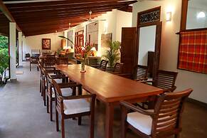 South Point Surf House - Whole Villa 5 Bedrooms (Sleeps 14)