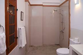 South Point Surf House - Whole Villa 5 Bedrooms (Sleeps 14)