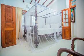 South Point Surf House - Whole Villa 5 Bedrooms (Sleeps 14)