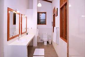 South Point Surf House - Whole Villa 5 Bedrooms (Sleeps 14)