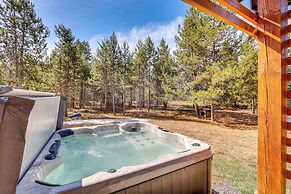 Donnelly Cabin w/ Hot Tub < 1 Mi to Boulder Creek!