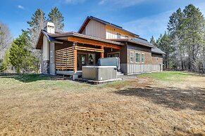 Donnelly Cabin w/ Hot Tub < 1 Mi to Boulder Creek!