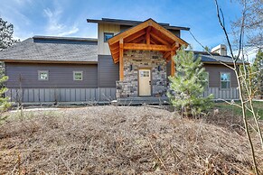 Donnelly Cabin w/ Hot Tub < 1 Mi to Boulder Creek!