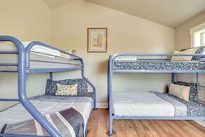 Donnelly Cabin w/ Hot Tub < 1 Mi to Boulder Creek!