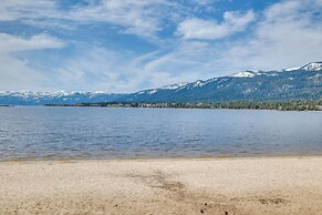 Donnelly Cabin w/ Hot Tub < 1 Mi to Boulder Creek!