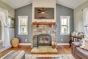 Donnelly Cabin w/ Hot Tub < 1 Mi to Boulder Creek!