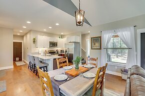 Donnelly Cabin w/ Hot Tub < 1 Mi to Boulder Creek!