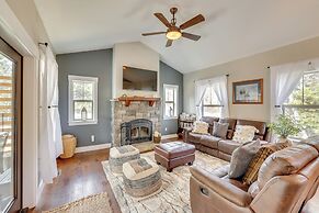 Donnelly Cabin w/ Hot Tub < 1 Mi to Boulder Creek!