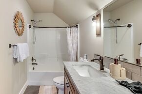 Donnelly Cabin w/ Hot Tub < 1 Mi to Boulder Creek!