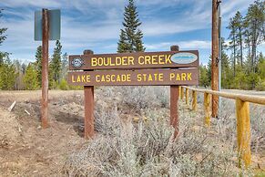 Donnelly Cabin w/ Hot Tub < 1 Mi to Boulder Creek!