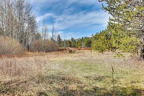 Donnelly Cabin w/ Hot Tub < 1 Mi to Boulder Creek!