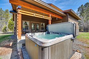 Donnelly Cabin w/ Hot Tub < 1 Mi to Boulder Creek!